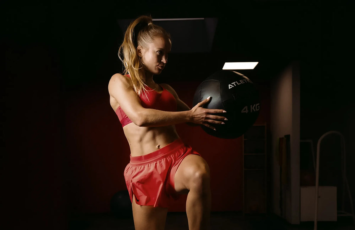 Alina Schimansky beim Training mit Atletica Wall Ball 4 kg