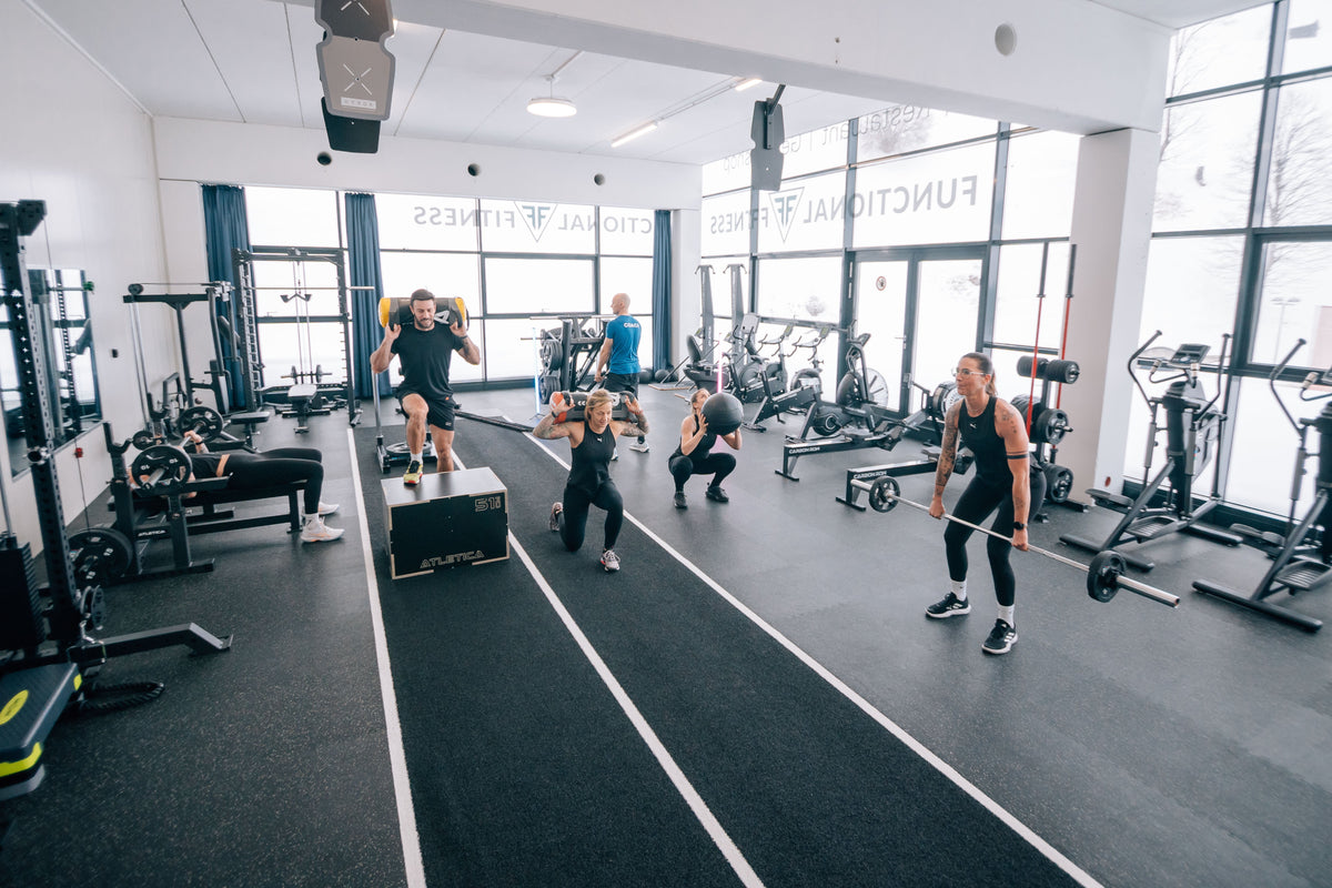 Personen beim Training mit Atletica Fitnessgeräten in Functional Fitnessstudio