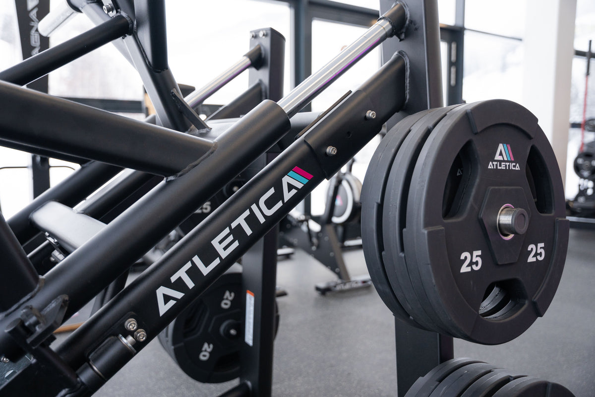 Atletica Hyperleg Beinpresse beladen mit 3H Gripper Plates Hantelscheiben im Fitnessstudio