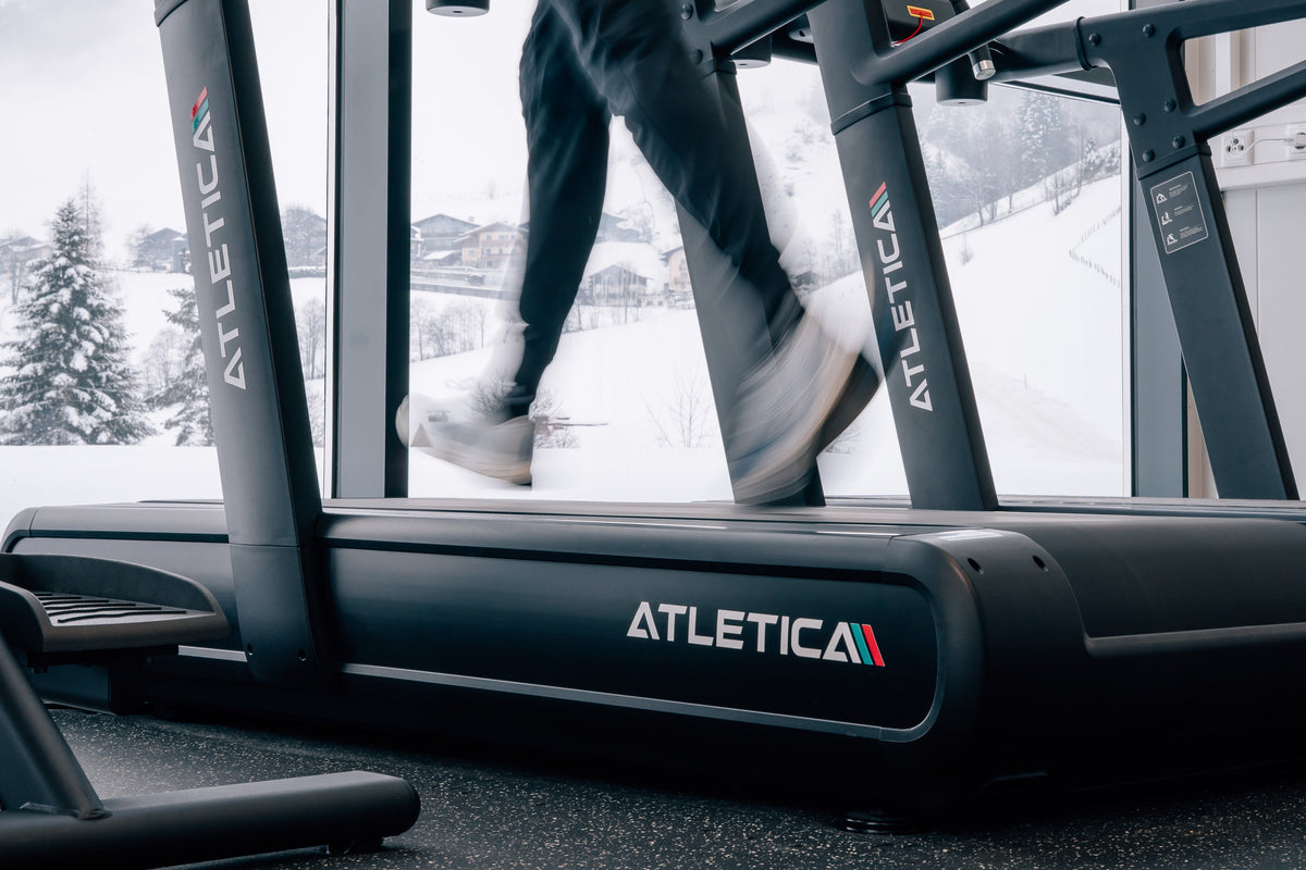 Person beim Laufen auf dem Atletica Laufband im Fitnessstudio
