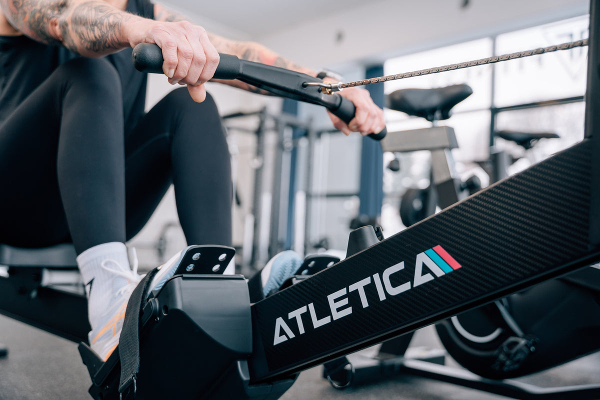 Rudern am Atletica CarbonRow Rudergerät im Fitnessstudio