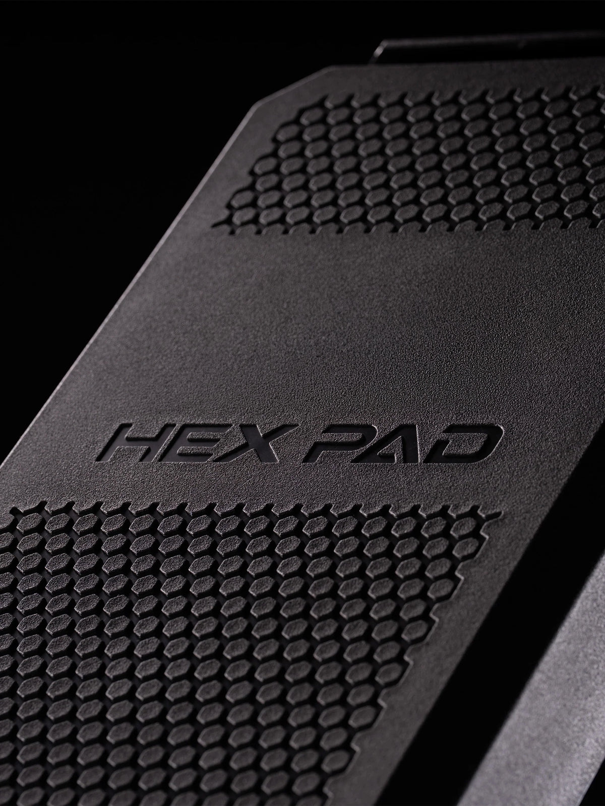 Atletica Raptor HexPad, close-up of the embossed hexagon grip texture