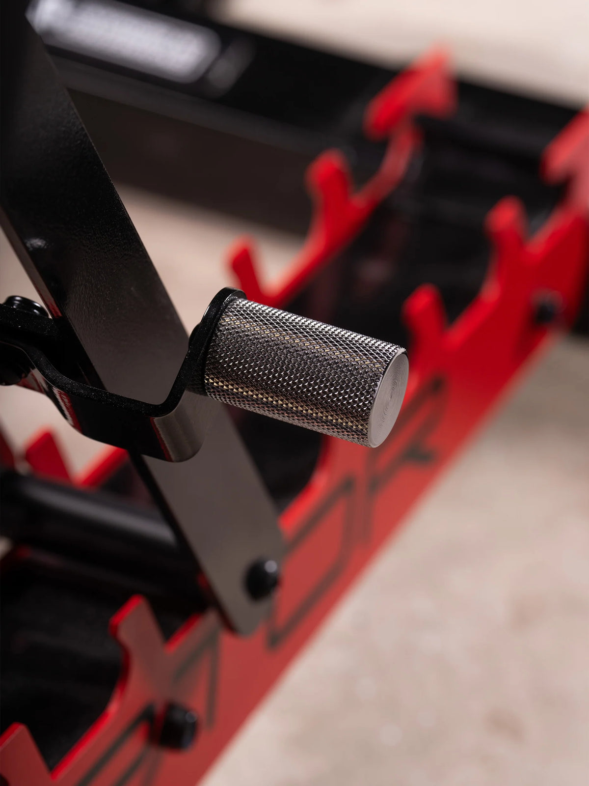Atletica Raptor weight bench, detail of the knurled adjustment pin on the red ladder