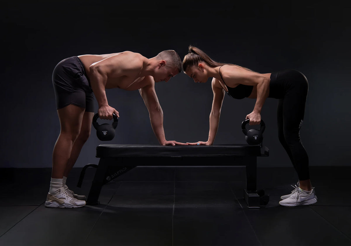 Workout mit Kettlebells im Fitnessstudio