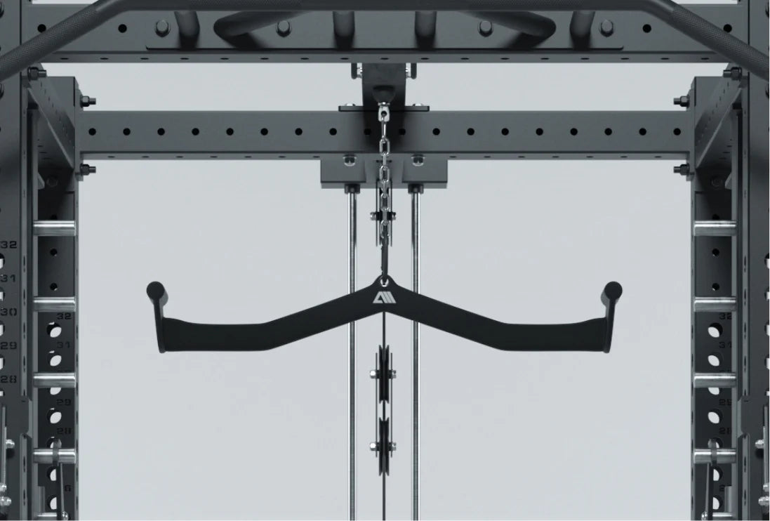 Vielseitiger Latzuganbau R8 Commander Power Rack