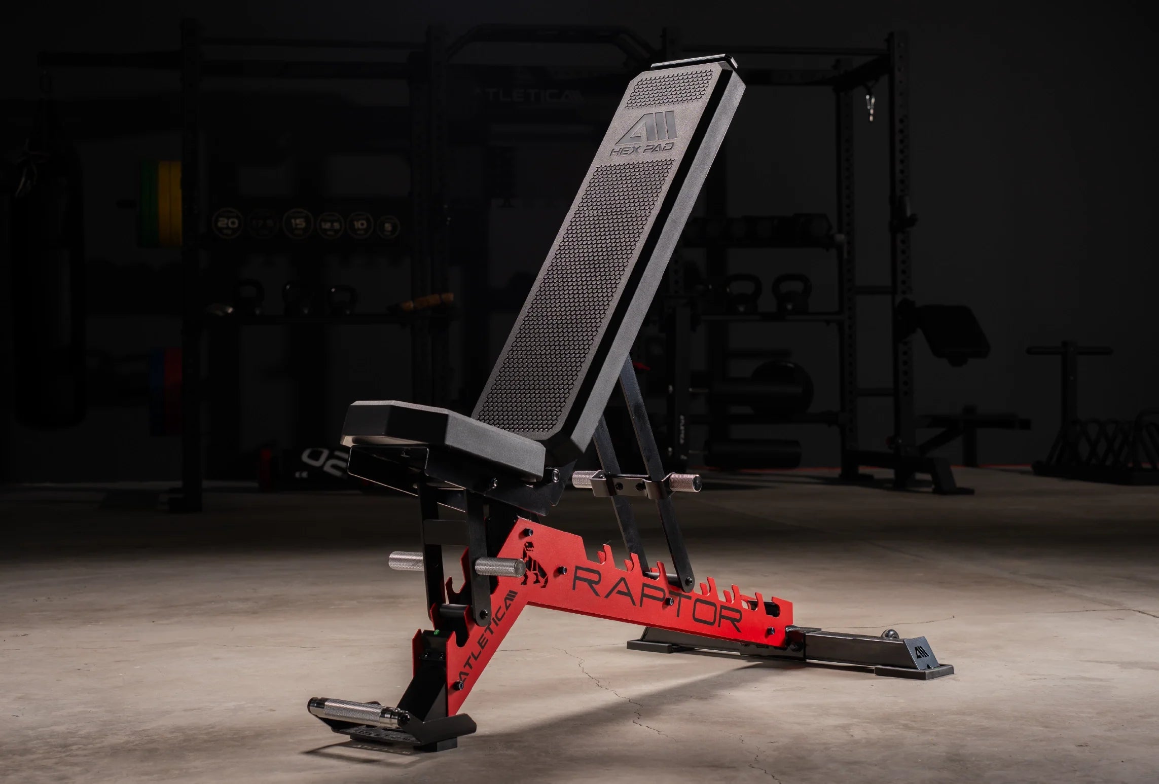 verstellbare Hantelbank Raptor mit Zahnplatte in Electric Red und Hex Pad Leder Polster in Schwarz