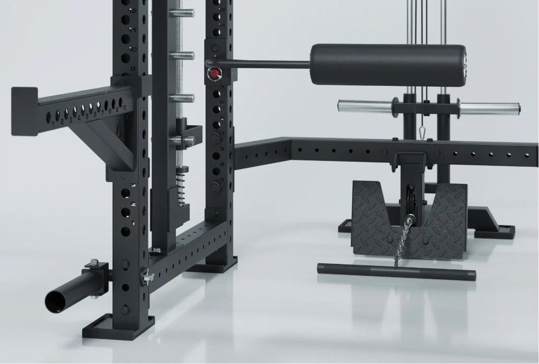 Ruderstation und Zubehör am R8 Defender Power Rack