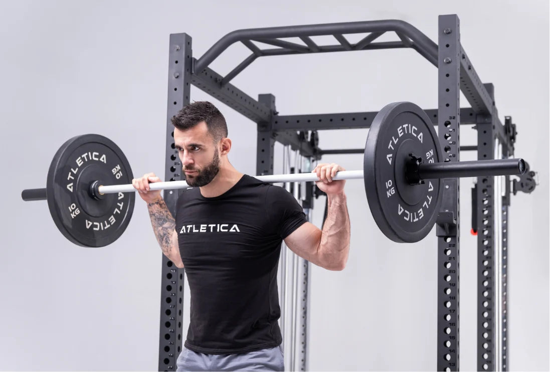 Back Squat mit Langhantel und Bumper Plates vor dem R8 Duality Power Rack