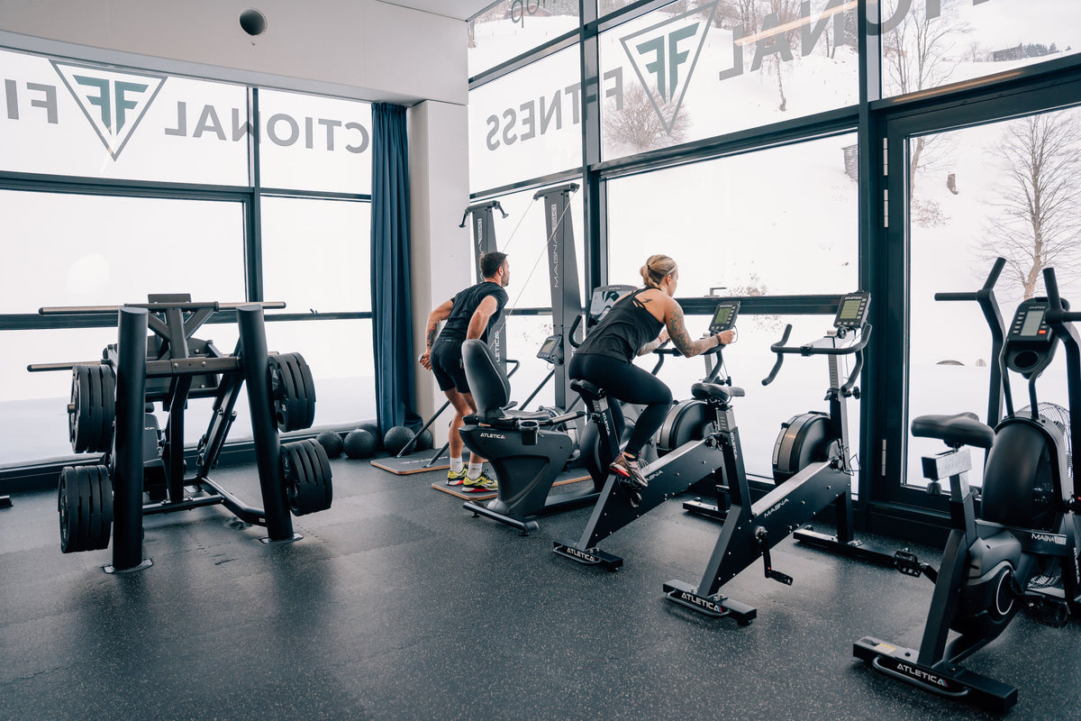 Mann und Frau bei Kraftausdauer-Training im Fitnessstudio