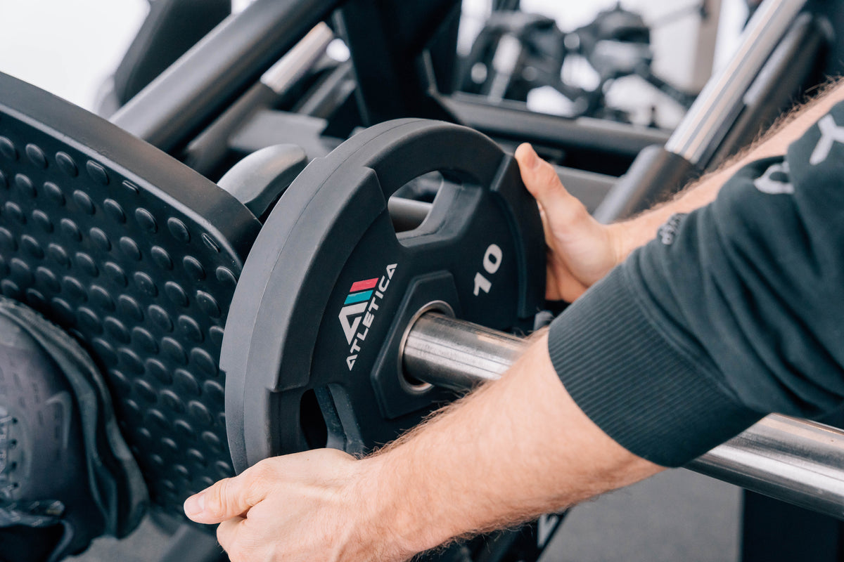 Beladen von Gripper Plates Hantelscheiben an der Hyperleg Beinpresse von Atletica