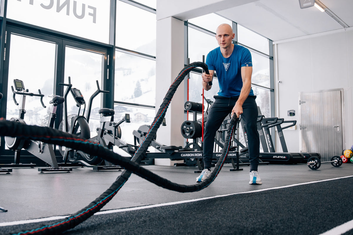 Mann beim Training mit dem Schwungseil von Atletica im Fitnessstudio