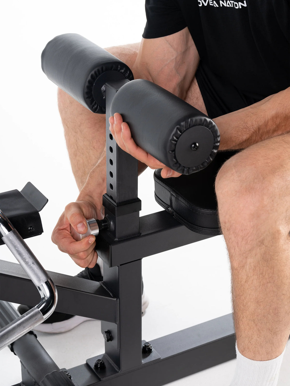 Adjustable pad height on the lat pulldown machine with handle for comfortable back training