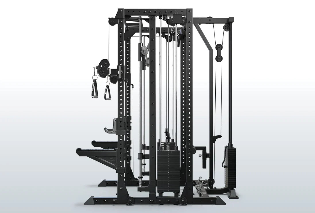 R7 Fighter Power Rack mit vollständig integrierter Latzug- und Rudereinheit in Seitenansicht