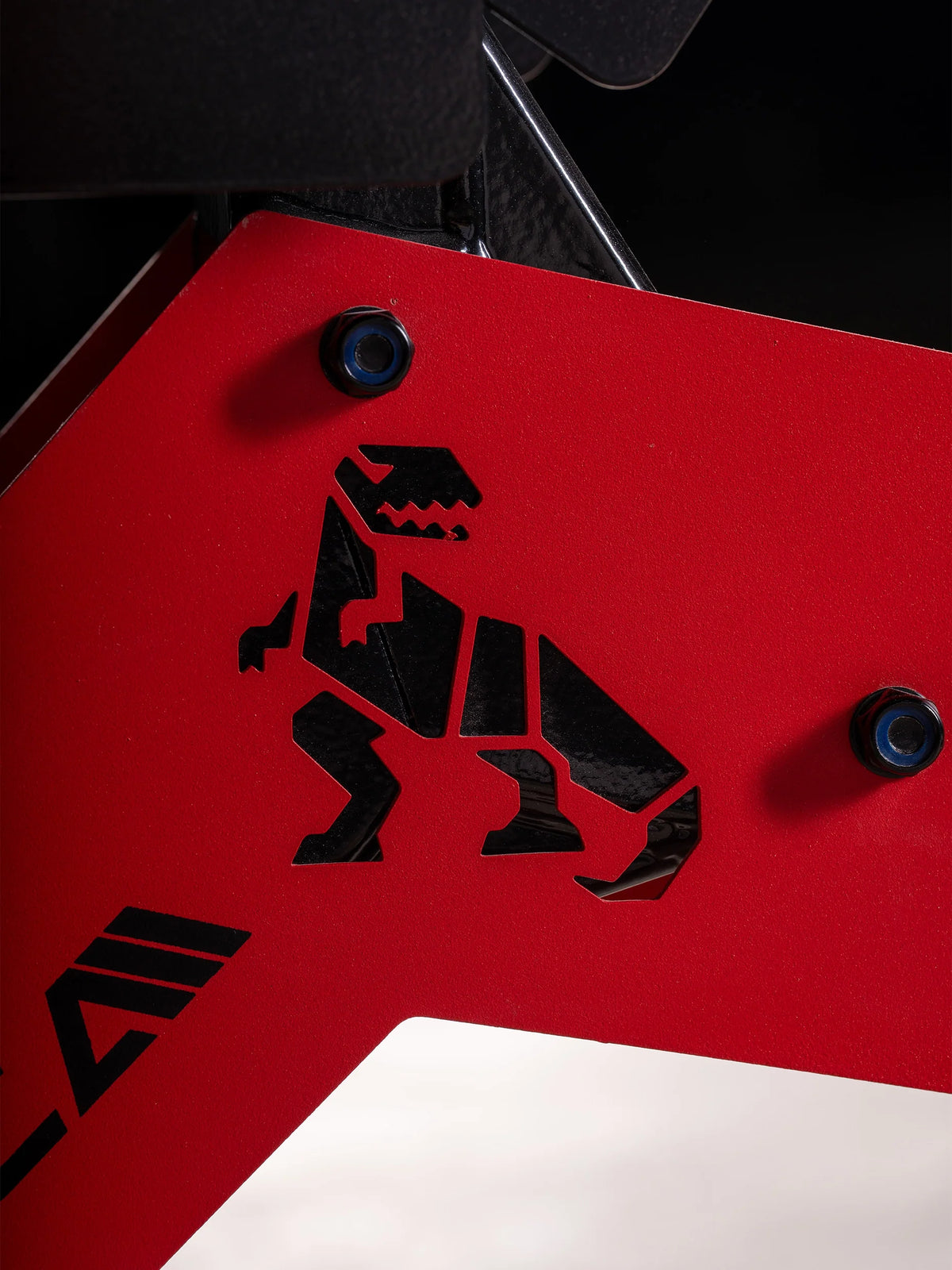 Atletica Raptor weight bench, close-up of the raptor logo on the sports car red frame