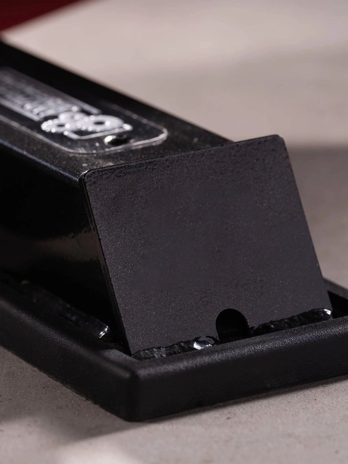 Atletica Raptor bench, close-up of the pad end and frame bracket