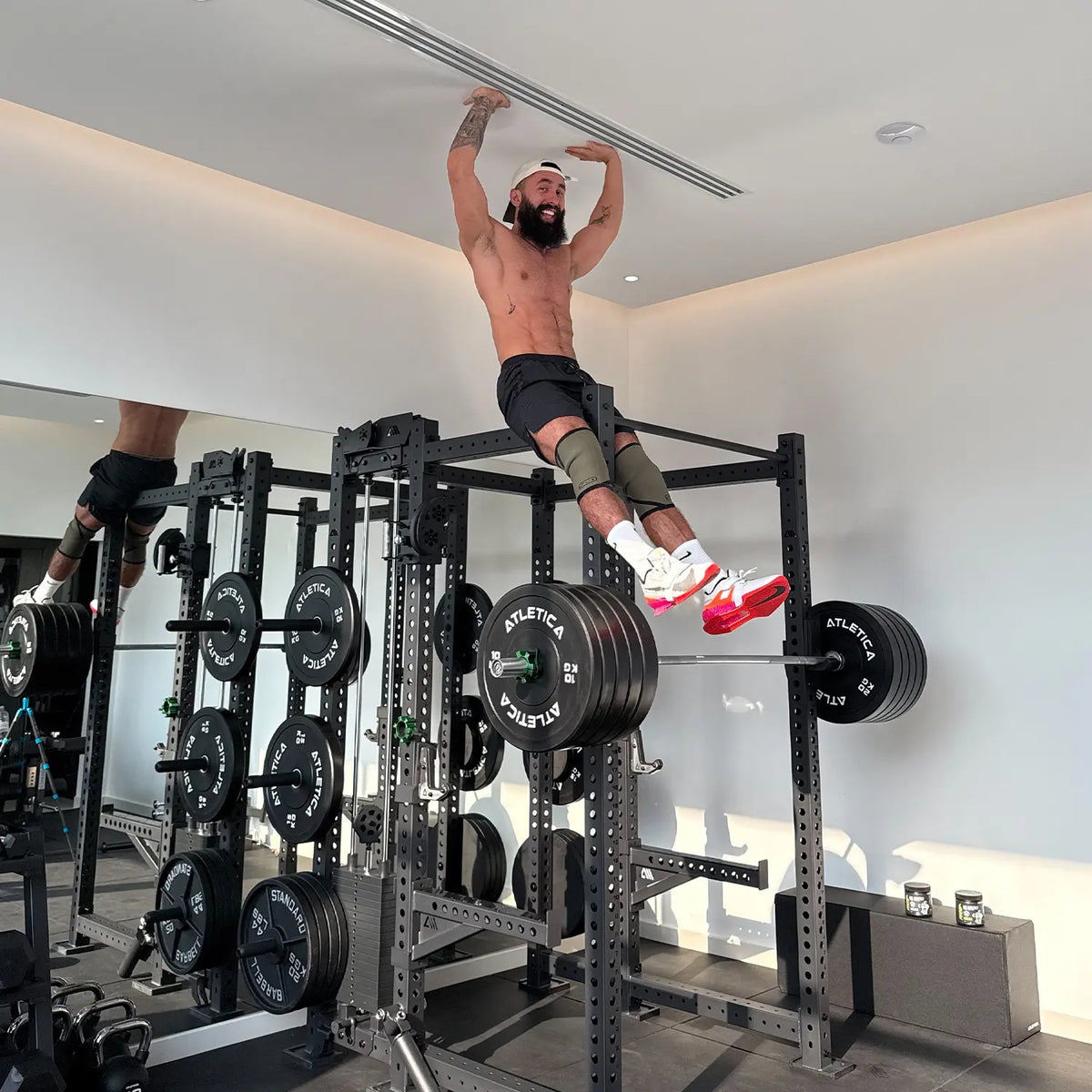 Atletica Athleten: Vladimir Schmondenko Anatoly auf seinem Atletica R8 Power Rack