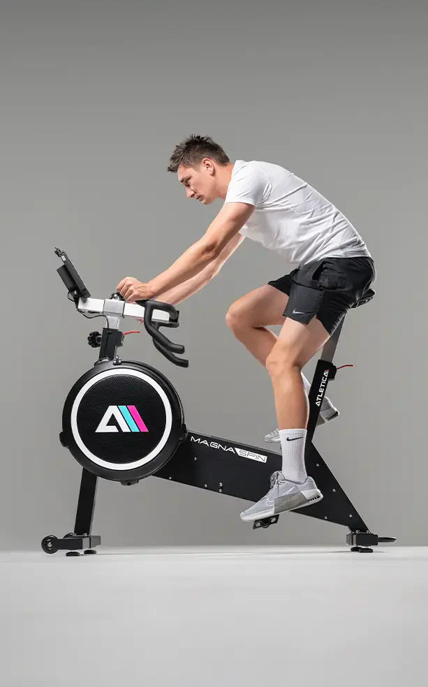 Lucas Liss auf dem MagnaRev Ergometer von Atletica
