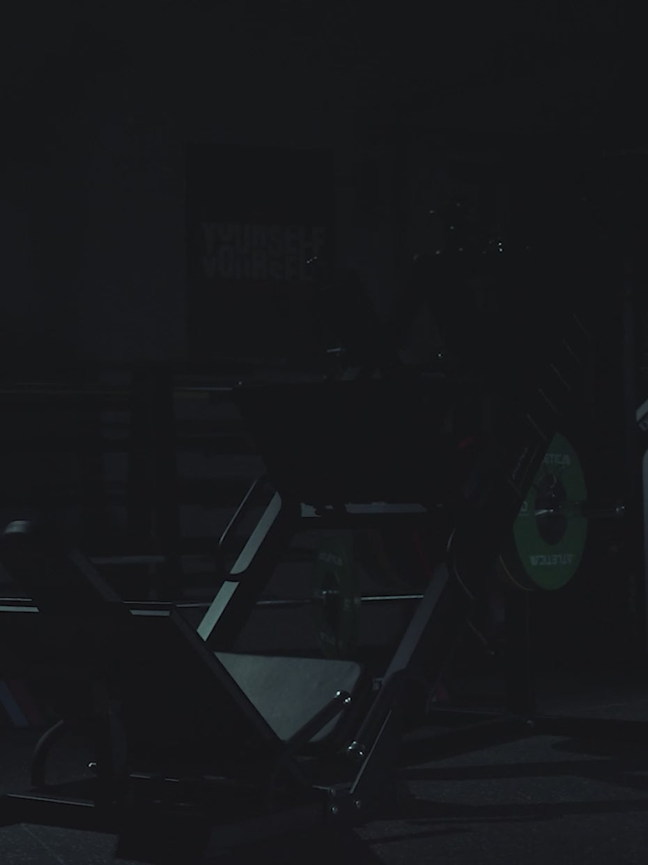 Video: Athlete training on the Atletica 2-in-1 leg press and hack squat machine in a gym