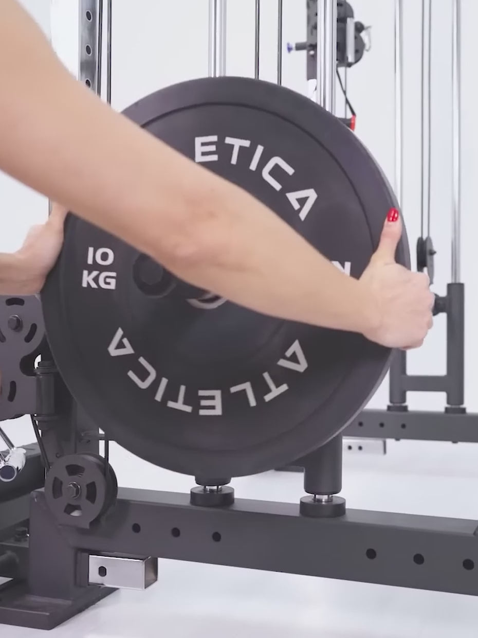 Video: man and woman training on the Atletica R8 Duality PRO power rack medium