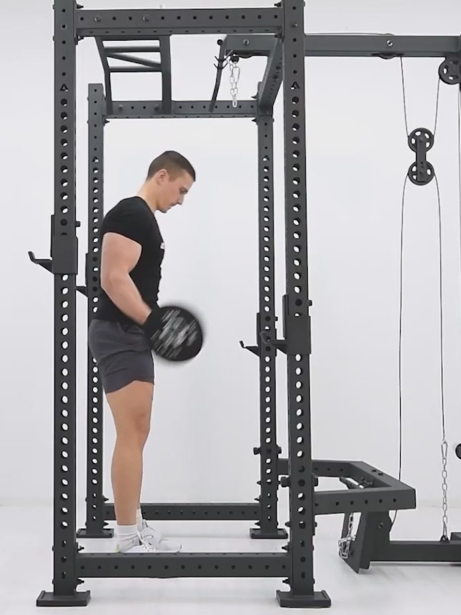 Video: man training with a weight plate in the Atletica R8 BlackHawk power rack