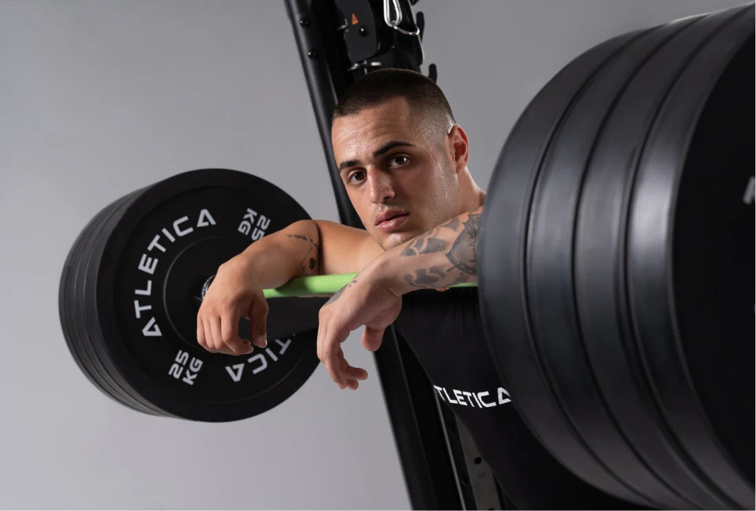 Karlos Nasar beim Gewichtstraining mit der Atletica Langhantel und Bumper Plates