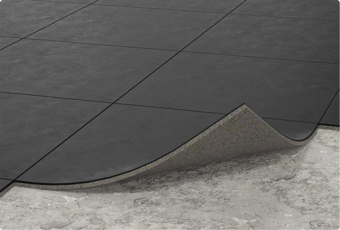 Solidprotect Bodenschutz: zwei Schutzlagen: Feingranulat für Slip-Resistance; Grobgranulat für Stoßabsorption