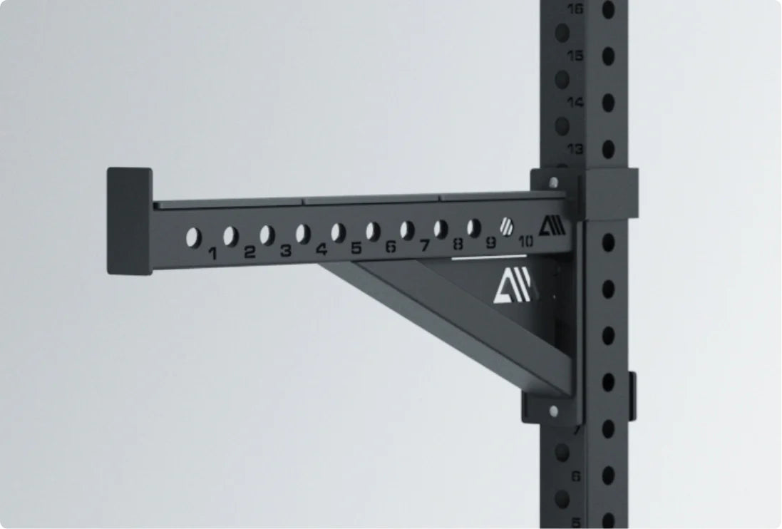 R7 Rider Squat Rack: extrem belastbare Spotter Arms (350 kg) und J-Hooks (1100 kg)