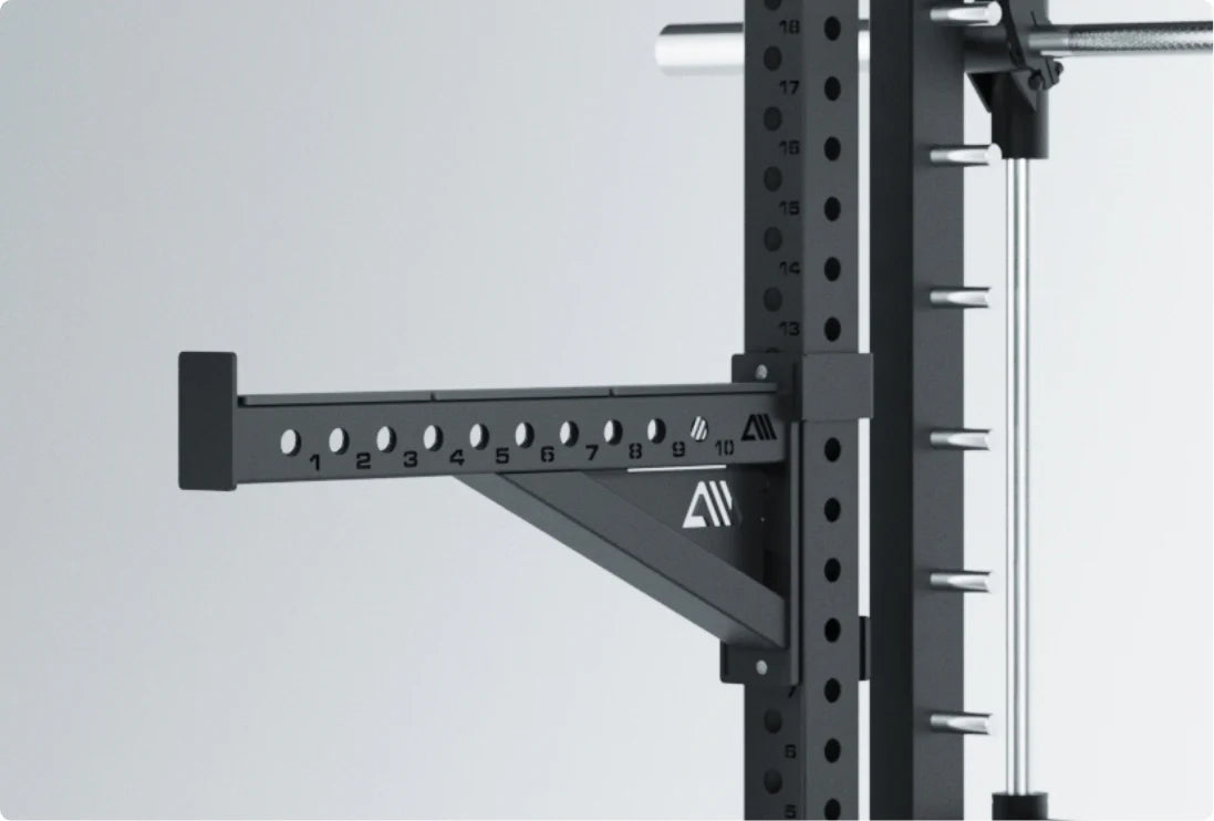 Squat Rack R7 Saber: Extrem belastbare Spotter Arms (350 kg) und J-Hooks (1100 kg) mit Schutzschicht