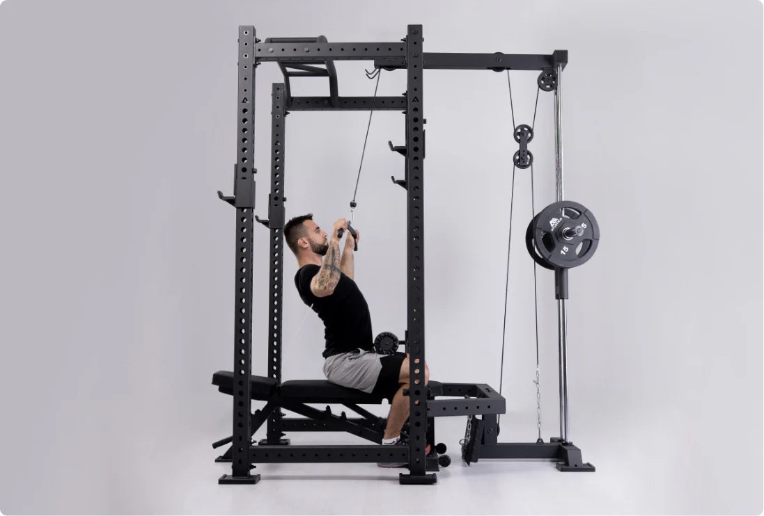 R8 Blackhawk Trainingsvielfalt am Power Rack, Lat Pulldowns auf der Hantelbank