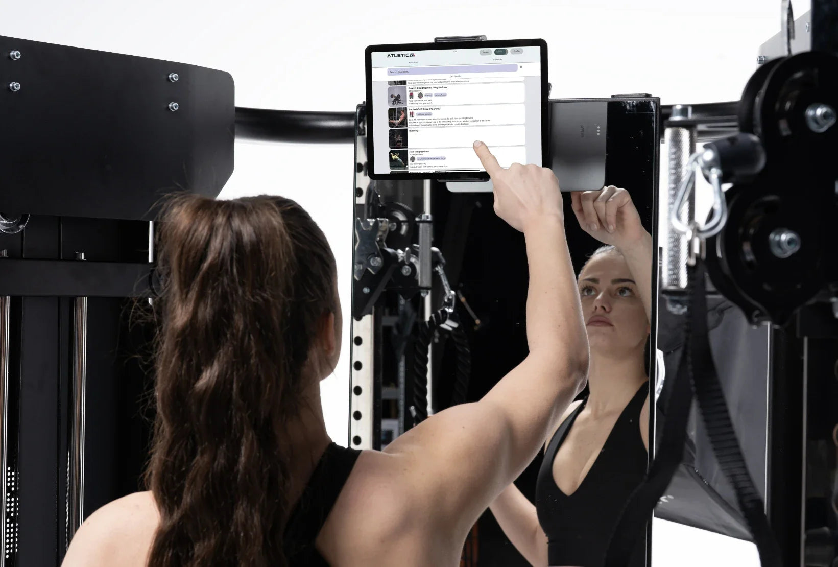 Spiegel und Smart Device Halter an der Quantum Kraftstation